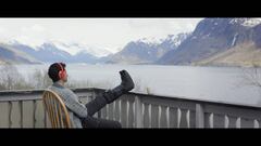 Kilian Jornet observa el paisaje desde su casa en Noruega durante su recuperaci&oacute;n de la fractura de peron&eacute;