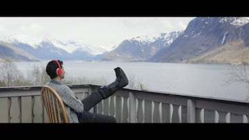 Kilian Jornet observa el paisaje desde su casa en Noruega durante su recuperaci&oacute;n de la fractura de peron&eacute;