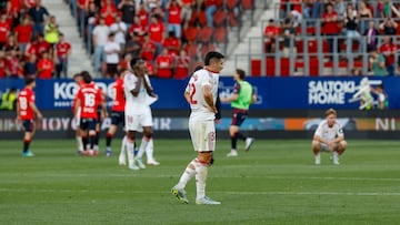 PAMPLONA (ESPAÑA), 26/04/2026.- El defensa del Sevilla Andrés Castrín al finalizar el partido de la jornada 32 de LaLiga que Atlético Osasuna y Sevilla FC disputaron este domingo en el estadio de El Sadar, en Pamplona. EFE/ Villar López