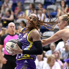 Tiffany Mitchell defiende con todo su posesión