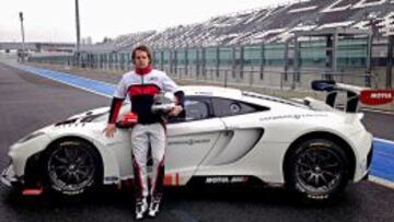 Andy Soucek, junto al McLaren con el que competirá.