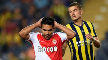 Monaco&#039;s Radamel Falcao (R) reacts during the Champions League Third qualifying round game between Fenerbahce and Monaco at Sukru Saracoglu stadium on July 27, 2016, in Istanbul. / AFP PHOTO / BULENT KILIC