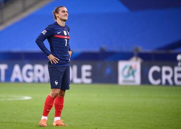 La primera campa?a de Antoine Griezmann en el Barcelona se ha saldado con unas ganancias de casi 28 millones de euros. El delantero ha visto aumentado su salario con referencia a Atl¨¦tico de Madrid. S¨®lo en salario acumula 23.500.000 millones. El resto procede de sus inversiones en egames, en donde tiene una empresa.
