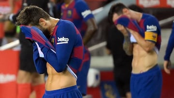 Barcelona&#039;s Spanish defender Gerard Pique (L) and Barcelona&#039;s Argentine forward Lionel Messi wipe their face during the Spanish League football match between FC Barcelona and CA Osasuna at the Camp Nou stadium in Barcelona on July 16, 2020. (Pho