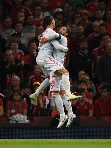 0-2. Sergio Ramos celebró el segundo gol con Ãlvaro Morata.