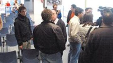 <b>TENSIÓN. </b>Los periodistas, en la sala de Prensa de Mendizorroza.
