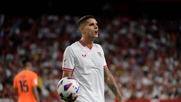 El jugador del Sevilla Erik Lamela durante un partido de LaLiga EA Sports contra el Valencia.