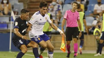     Iv&aacute;n Az&oacute;n controla un bal&oacute;n frente a un defensor del Ibiza.