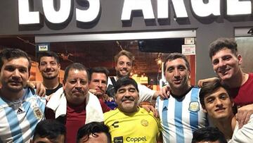 El entrenador de Dorados de Sinaola, Diego Armando Maradona, en el restaurante Los Argentinos.