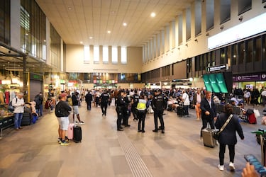 Numerosas personas esperan en la estación de trenes de Santa Justa el día después del apagón generalizado.