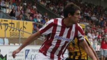 <b>AMISTOSO. </b>Javi Martínez, durante el partido de ayer del Athletic ante el Barakaldo.