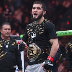 Islam Mahachev con cinturón de peso leve.