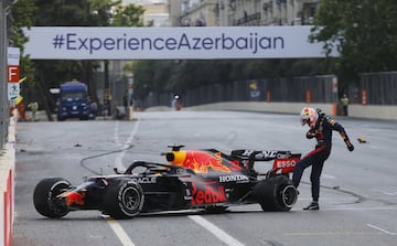 Hubiera sido un doblete de Red Bull, pero un neumático de Verstappen se rompió en plena recta, a muy alta velocidad, posiblemente por los restos de fibra de carbono que había en el asfalto. Antes le había sucedido a Stroll. Max abandonó cuando era líder y ganó Checo. Detrás, Lewis apuntaba al segundo puesto cuando se pasó de frenada en la última resalida. Le adelantó todo el grupo, porque quedó encerrado en la escapatoria.