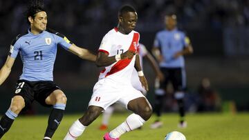 Football Soccer - Uruguay v Peru - World Cup Qualifiers - Centenario stadium - Montevideo, Uruguay. 29/3/16. Uruguay&#039;s Edinson Cavani and Peru&#039;s Luis Advincula. REUTERS/Carlos Pazos.  EDITORIAL USE ONLY. NO RESALES. NO ARCHIVE.