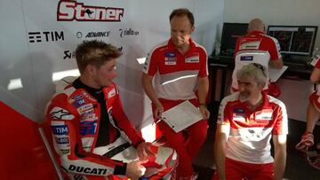 Casey Stoner en el box de Ducati durante un test.