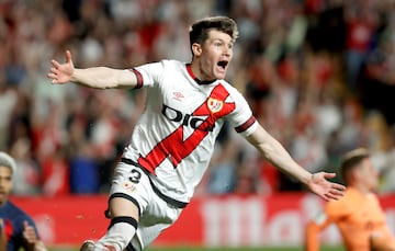 Se form¨® en las categor¨ªas inferiores del Real Madrid desde 2013 hasta su debut con el Castilla en 2018. En 2020 sali¨® cedido al Rayo Vallecano con opci¨®n de compra, que el equipo de Vallecas hizo efectiva en junio de 2021. En junio de 2023 el Real Madrid fich¨® al jugador y actualmente forma parte de su plantilla.