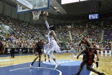 Ricky Rubio anota tras superar a la defensa belga en el partido disputado en el Santiago Mart赤n de Tenerife.