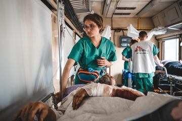 La enfermera de MSF, Anastasia Prudnikova, supervisa a un paciente herido de guerra dentro del departamento de hospitalización del equipo médico durante un viaje desde Pokrovsk, en el este de Ucrania, hasta Lviv, en el oeste de Ucrania.
