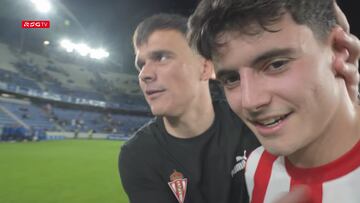 DANI QUEIPO RECIBE LA FELICITACIÓN DE ROQUE MESA POR EL GOL DEL TRIUNFO DEL SPORTING FRENTE AL TENERIFE EN EL HELIODORO RODRÍGUEZ.