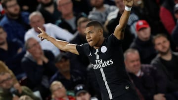 Kylian Mbapp&eacute; celebra su gol en Anfield.