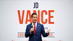 FILE PHOTO: Republican Bernie Moreno introduces JD Vance and Donald Trump Jr. at an event ahead of a primary election in Independence, Ohio, U.S., April 20, 2022.  REUTERS/Gaelen Morse/File Photo