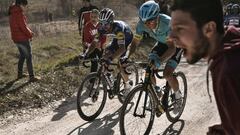 Julian Alaphilippe y Jakob Fuglsang ruedan sobre un tramo de sterrato durante la Strade Bianche.