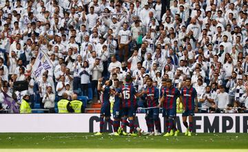 Real Madrid 0-1 Levante | Pase en largo de Postigo, que no logró desviar Varane, y se aprovechó el 'Comandante' para plantarse en solitario ante Courtois al que regateó y batió. 