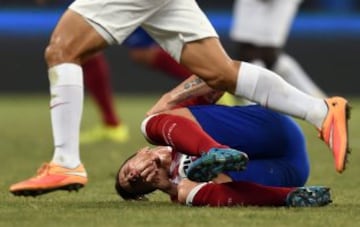 Fernando Torres se duele de una entrada.