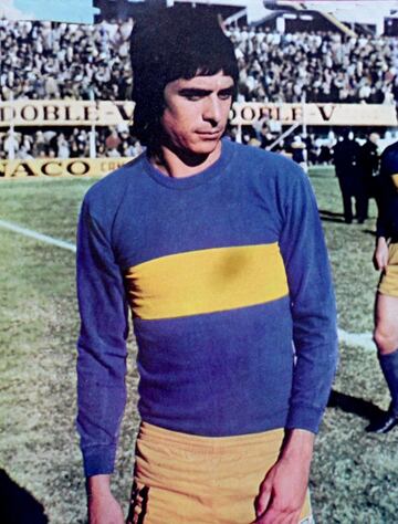 In 1973 he played for Boca Juniors and two years later in 1975 he moved to Real Madrid where he remained until 1979