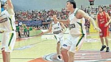 <b>UNOS VUELAN Y OTROS MIRAN. </b>Rudy Fernández se gusta en el aire ante los hermanos Lavrinovic, mientras escoge la opción de pase. Pau Gasol y Felipe Reyes aguardan.