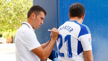 Zapater firma un autógrafo a un aficionado minutos después de su rueda de prensa de despedida.