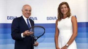 Garbi&ntilde;e Muguruza durante un acto con el presidente del BBVA.