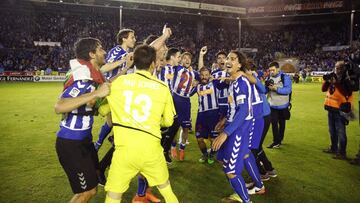 Los jugadores del Alavés celebran la victoria de su equipo frente al Numancia, que les supone el ascenso a la Primera División, al término del partido correspondiente a la 41 jornada de la Liga Adelante de fútbol, disputado hoy