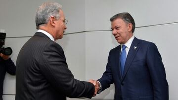 Juan Manuel Santos y &Aacute;lvaro Uribe V&eacute;lez.