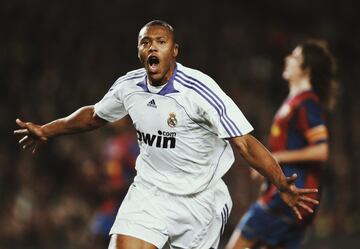 El Madrid pagó 20 millones de euros al Sevilla para fichar al brasileño. Tras una temporada en el club blanco se marchó cedido a Londres.  