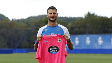 Daniel Bachmann fue presentado como nuevo portero del Deportivo.