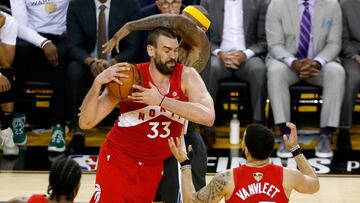 Marc Gasol trata de zafarse del marcaje de DeMarcus Cousins durante el cuarto partido entre Golden State Warriors y Toronto Raptors.