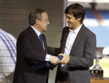 El club rodeó a Raúl de todos los trofeos que consiguió como madridista y se despidió en el palco de honor del Santiago Bernabéu.