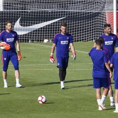 El balón, protagonista de la sesión vespertina del Atlético