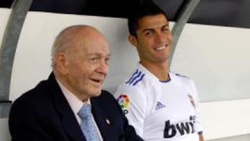 <b>ENTRE LOS CAPITANES. </b>Florentino y Di Stéfano, juntos entre Iker y Ramos. Mourinho, a la derecha.