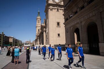 Los jugadores del Real Zaragoza se trasladan de la Basílica del Pilar al Ayuntamiento.