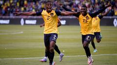 Soccer Football - World Cup - South American Qualifiers - Ecuador v Brazil - Estadio Rodrigo Paz Delgado, Quito, Ecuador - January 27, 2022 Ecuador&#039;s Felix Torres celebrates scoring their first goal with Moises Caicedo  Pool via REUTERS/Santiago Arco