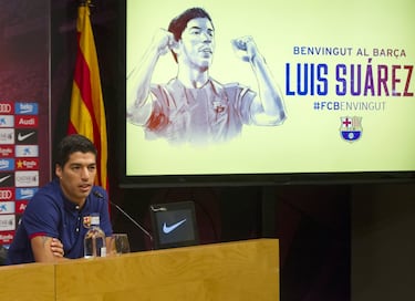 En la temporada 2014-15 fichó por el Barcelona, quien pagó 82 millones por sus servicios. En sus seis temporadas en el club azulgrana jugó 283 encuentros, marcó 198 goles y dio 97 asistencias. Ha sido el tercer máximo goleador del Barcelona, sólo por detrás de Messi y de César. En el Barcelona ganó 13 títulos: cuatro Ligas (14-15, 15-16, 17-18 y 18-19), cuatro Copas (14-15, 15-16, 16-17 y 17-18), dos Supercopa de España (2016 y 2018), una Champions (2014-15), un Mundial de clubes (2015) y una Supercopa de Europa (2015). El uruguayo ha sido uno de los mejores delanteros centros de la historia del Barcelona. En el conjunto culé formó junto a Messi y Neymar una de las delanteras más importantes del conjunto azulgrana.