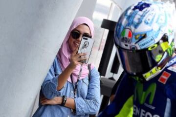 Una aficionada fotografía a Valentino Rossi durante los test de Sepang.