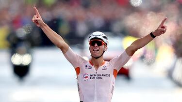 Mathieu van der Poel celebra el oro en el Mundial de fondo en carretera de Glasgow.