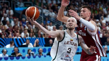 RIGA (Latvia), 06/09/2025.- Arnas Velicka (L) of Lithuania and Kristaps Porzingis of Latvia in action during the EuroBasket 2025 round of 16 basketball match between Lithuania and Latvia in Riga, Latvia, 06 September 2025. (Baloncesto, Letonia, Lituania) EFE/EPA/TOMS KALNINS