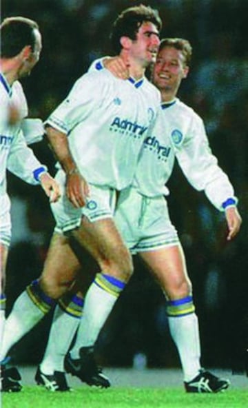 En 1992 ficha por el Leeds, su primer club inglés. Con este equipo ganaría la First Division ese mismo año.
Celebración en un partido de Champions.  