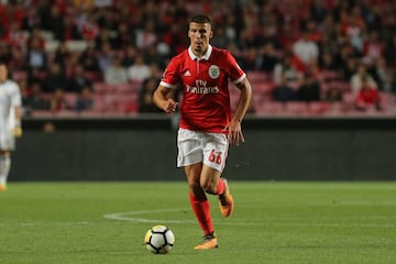 Hoy en día es considerado uno de los mejores defensas del mundo porque, aunque su mejor nivel lo ha dado en Inglaterra, el Benfica le enseñó gran parte de lo que sabe. Entró a su cantera en 2011 y se marchó en 2020 como uno de los defensas más caros de la historia. Hoy nadie duda de que, con solo 26 años, promete ser el dominador de la posición en las próximas temporadas.