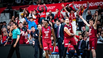 Dylan Ennis celebra una canasta ante el AEK Atenas.