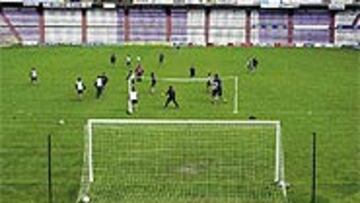 Pepe Moré dispuso ayer un partido de entrenamiento de diez contra diez, bastante más distendido de lo habitual para eliminar tensión.